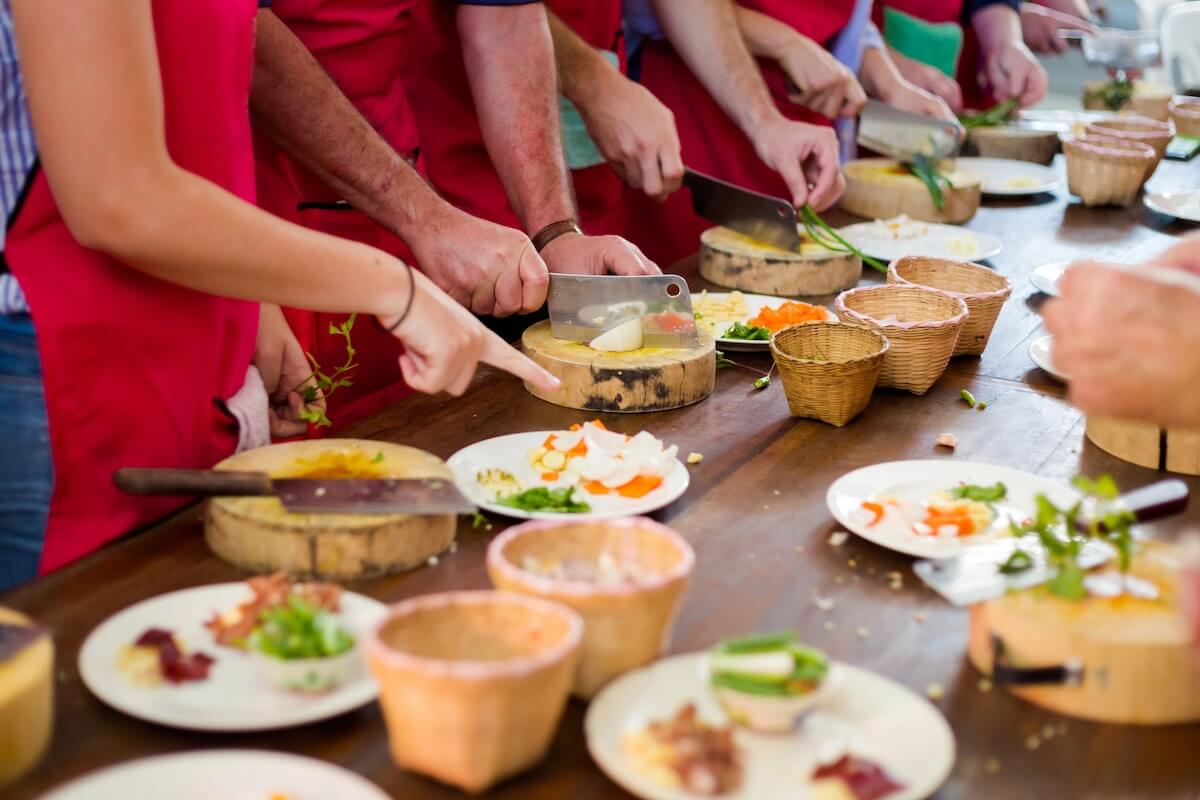 people doing a thai cooking class.