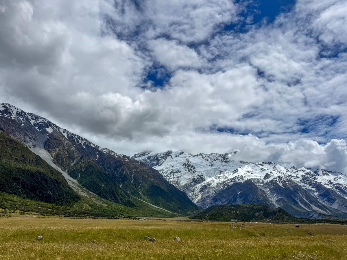 beginning of hooker valley track.