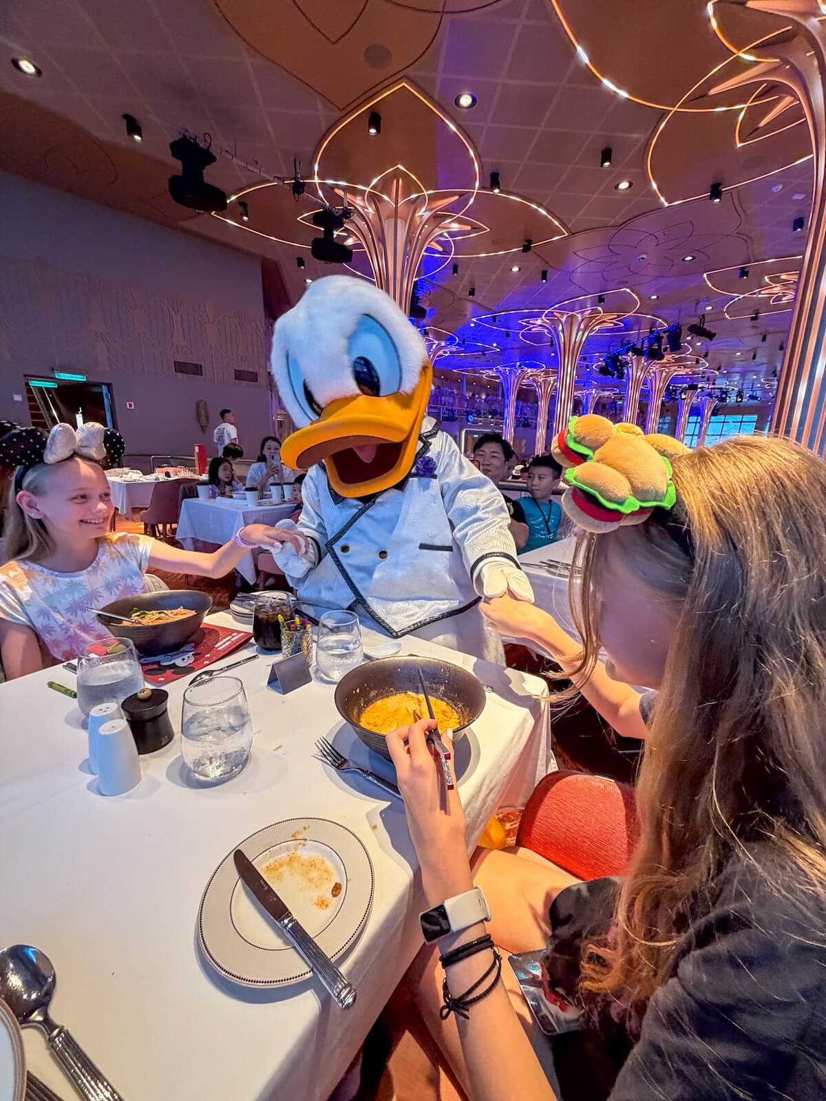 donald duck at hollywood spotlight restaurant on disney adventure.